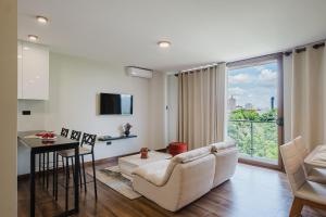 a living room with a couch and a table at Elegant Loft in Santa Cruz de la Sierra