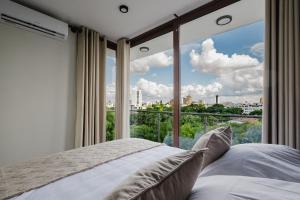 a bedroom with a bed and a large window at Elegant Loft in Santa Cruz de la Sierra