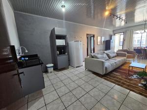 Nhà bếp/bếp nhỏ tại AP104 - Amplo AP no centro c/ AC