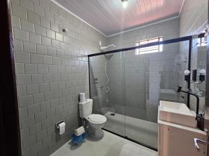 Phòng tắm tại AP104 - Amplo AP no centro c/ AC +26 ảnh