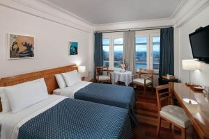 ボゴタにあるHotel De La Operaのベッド2台とテーブルがあるホテルの部屋 +37枚の写真