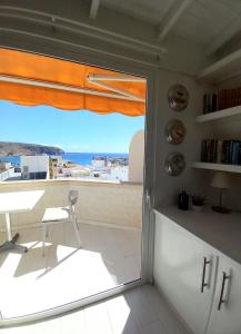 ロス・クリスティアーノスにあるCasa Sonnyの海が見える窓のある部屋 +37枚の写真