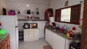 una piccola cucina con lavello e microonde di Great House - H02 a Belém