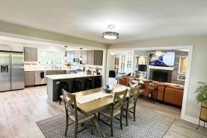 Η κουζίνα ή μικρή κουζίνα στο EnglishPrairieBnB - 8 Bedrooms - 4 Bathrooms