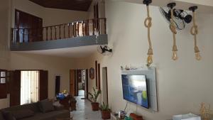 un soggiorno con divano e TV a schermo piatto di Great House - H02 a Belém