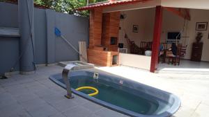 una piscina con un tubo in un cortile di Great House - H02 a Belém