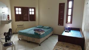 una camera da letto con un letto, una sedia e finestre di Great House - H02 a Belém Altre 31 foto