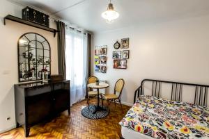 a bedroom with a bed and a table and chairs at Appartement cozy en plein centre de Paris, près de l'Opéra Garnier in Paris