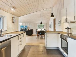 Η κουζίνα ή μικρή κουζίνα στο Luxury Beach Retreat - By Traum Ferienwohnungen