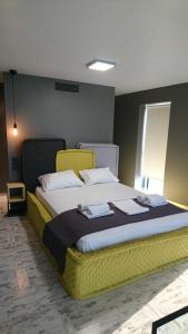 Athina Art Apartments tesisinde bir odada yatak veya yataklar