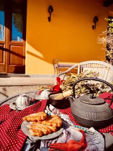 UsiglianoにあるLa casa giallaの赤白のテーブルクロスと食べ物