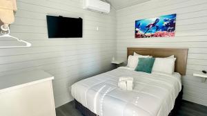מיטה או מיטות בחדר ב-1 Block to Beach -Brand New Modern Tiny Home