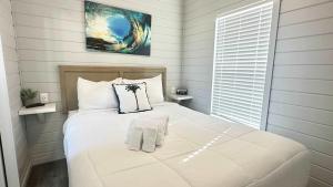 מיטה או מיטות בחדר ב-1 Block to Beach -Brand New Modern Tiny Home
