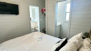 טלויזיה ו/או מרכז בידור ב-1 Block to Beach -Brand New Modern Tiny Home +12 תמונות