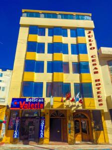 Tòa nhà nơi khách sạn tọa lạc