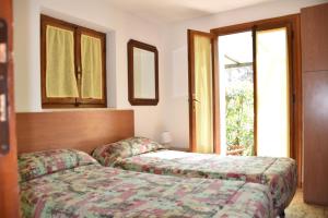 a bedroom with two beds and a window at Lacona in Lacona