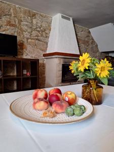 un plato de manzanas y hortalizas en una mesa en San Roque 52, en Combarro