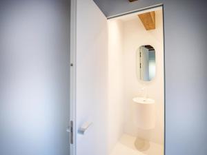 un baño con espejo y lavabo en PENTHOUSE N`3 - AlpenLuxus Collection, en Kramsach