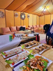 Jídlo v luxury tent nebo okolí
