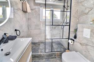 a bathroom with a shower and a toilet and a sink at Appartement Moderne et Cosy avec Balcon - Parking Gratuit - Netflix in Logelbach +11 photos