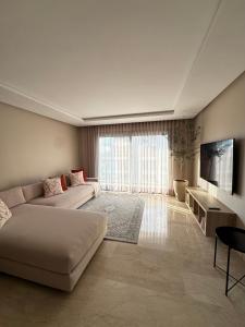 Minimalist Escape - Between Rabat Agdal Station & Corniche的电视和/或娱乐中心