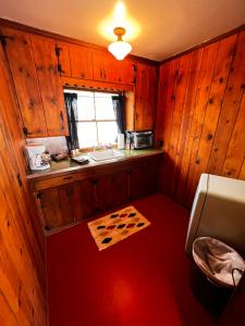 Eldhús eða eldhúskrókur á Joshua Tree Ranch House Motel - Downtown - Room #8