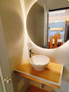 un baño con lavabo y espejo en Sagrado Hotel, en Aguachica