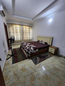 Кровать или кровати в номере Smart 1 bedroom by Stella Maris Life camp, Abuja