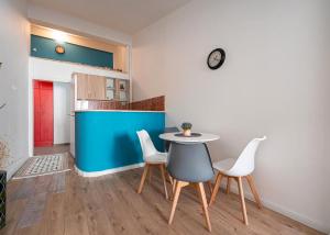 波德戈里察Podgorica City Center的餐厅里有一张桌子和几把椅子