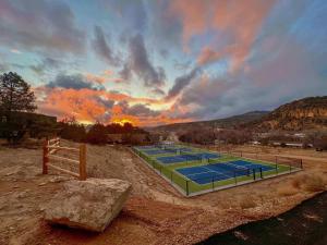 dois campos de ténis com um pôr-do-sol ao fundo em Tiny House #4 em Orderville