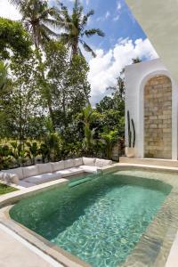Bazén v ubytování Luxurious 2BR Pool Villa, Scenic Rice Field Views - Lumora Villa Seseh nebo v jeho okolí