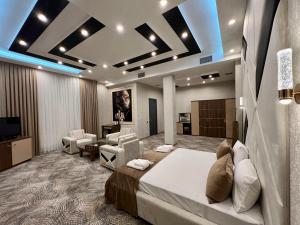 バクーにあるRoyal Mansion Hotelのベッドとリビングルームのある寝室 +79枚の写真