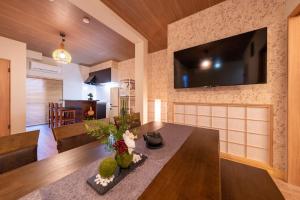 TV a/nebo společenská místnost v ubytování 伏見稲荷のお宿 伏見とき 寝室3つ Bed 8台