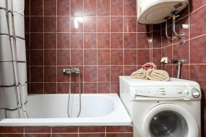 波德戈里察Podgorica City Center的带淋浴和洗衣机的浴室 更多8张照片