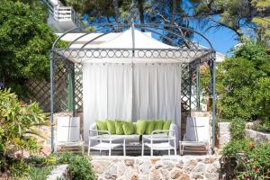gazebo con due sedie e un divano di Seaside family friendly house with a swimming pool Jelsa, Hvar - 23760 a Jelsa (Gelsa)