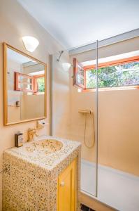 un bagno con lavandino e doccia di Seaside family friendly house with a swimming pool Jelsa, Hvar - 23760 a Jelsa (Gelsa)