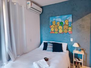a bedroom with a bed and a painting on the wall at Estúdios VILA 5 Hotel, próximo a Praça dos Três Poderes in Brasília
