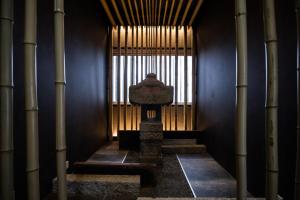 a hallway with a window and a statue in a room at 将 -show- in Fujiyoshida