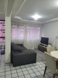 ein Wohnzimmer mit Sofa und Fernseher in der Unterkunft Apartamento para alugar período do São João in Campina Grande
