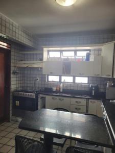 eine Küche mit einem Tisch und Stühlen darin in der Unterkunft Apartamento para alugar período do São João in Campina Grande