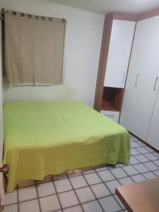 ein Schlafzimmer mit einem grünen Bett in einem Zimmer in der Unterkunft Apartamento para alugar período do São João in Campina Grande
