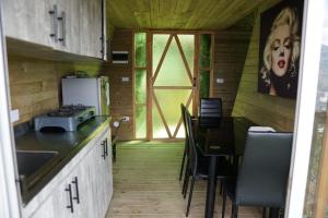 Kuhinja ili čajna kuhinja u objektu Chalet El Pinal - Copacabana