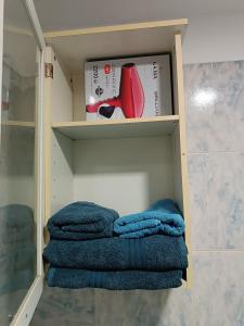 マルドナドにあるHabitación con Baño Privadoのバスルーム(タオル2枚、赤い靴下付)