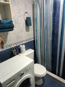 マルドナドにあるHabitación con Baño Privadoのバスルーム(トイレ、洗濯機付)