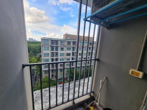ein Balkon mit Blick auf ein Gebäude in der Unterkunft nap nap like home 2 in Sathani Khlong Rian