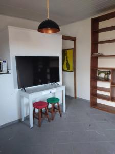 TV a/nebo společenská místnost v ubytování Apartamento Charmoso, Localização Privilegiada Enfrente Aeroporto - 2m orla mar