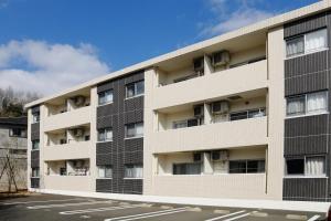 人吉市にあるウエストワン サウス 305の駐車場付きアパートメント
