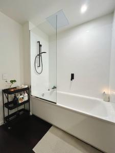 Ένα μπάνιο στο Auckland city Center large space 6 meters high Easy parking