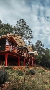 a building with a roof on top of a hill at Eko Aldea Kolybry in San Joaquín +27 photos