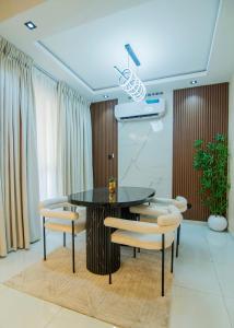 Gallery image of De'Luxuries 2 Bedroom Apartment in Ikoyi with Pool in Lagos